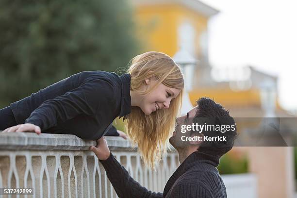 romeo and juliet-couple sur un balcon - romeo photos et images de collection
