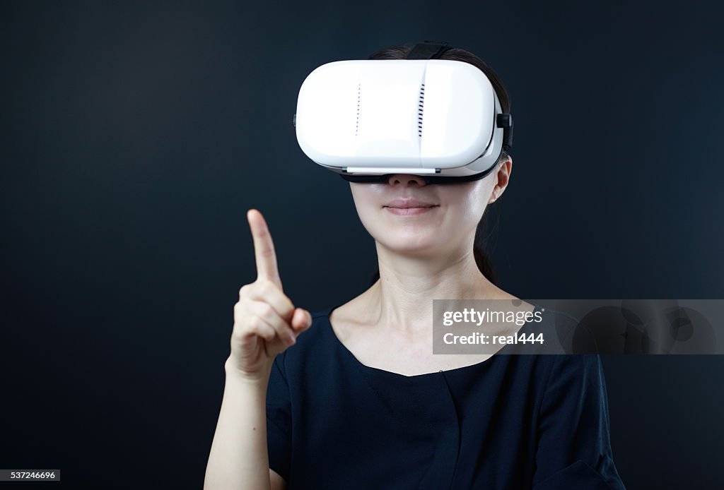 Femme enfant avec le jeu de réalité virtuelle