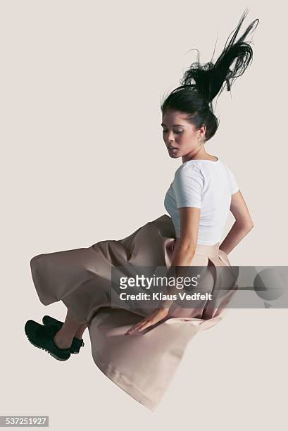 woman in the air, falling down - floating fotografías e imágenes de stock