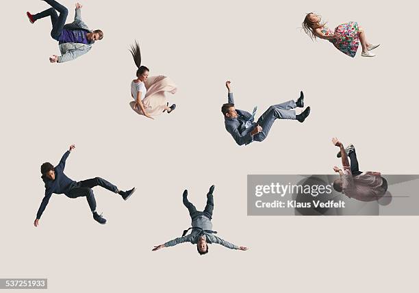 group of people in the air, falling down - flotando en el aire fotografías e imágenes de stock