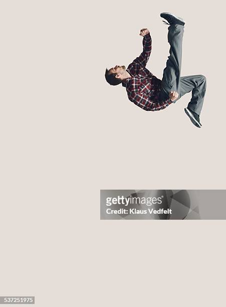 man jumping in the air with one leg stretched - hög spark bildbanksfoton och bilder