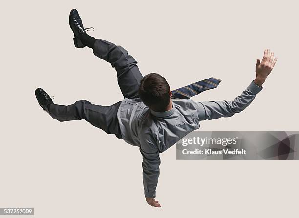 young businessman in the air, falling down - in de lucht zwevend man stockfoto's en -beelden