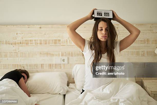 mulher na cama com círculos - cronógrafo imagens e fotografias de stock