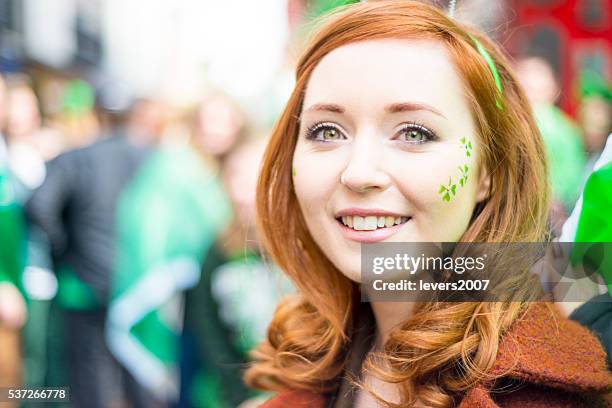 beautiful irish girl on st. patricks day, dublin, ireland. - st patricks day dublin stockfoto's en -beelden