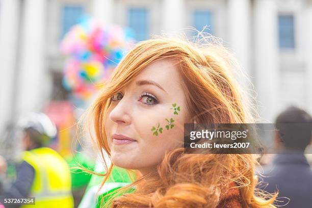 herrliche irische mädchen auf der st.. patricks tag, dublin, irland. - st patricks day 2016 stock-fotos und bilder