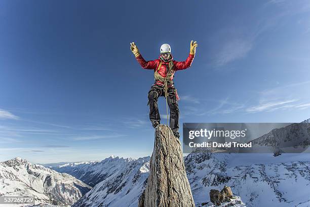 mountain climber on rock - bergsteiger gipfel stock-fotos und bilder