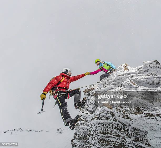 trekking in the austrian alps - climbing help stock-fotos und bilder