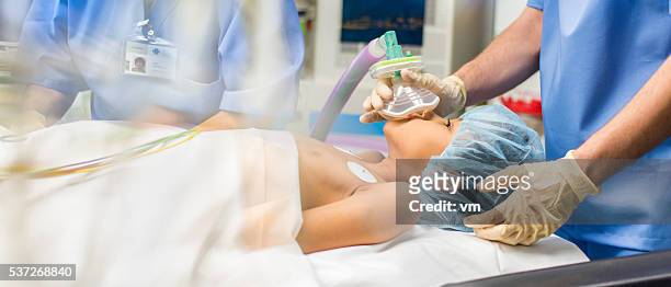 child in operating room - verdovingsmiddel stockfoto's en -beelden