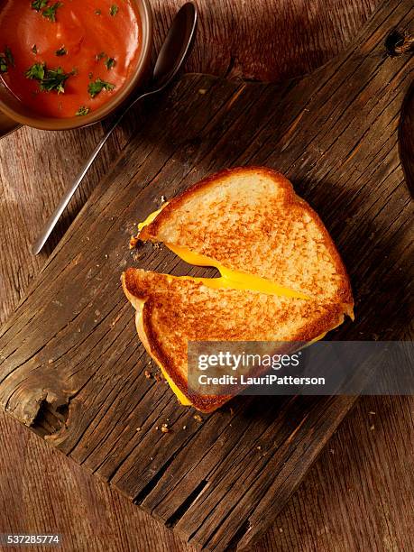 sanduíche de queijo grelhado com sopa de tomate - sanduíche de queijo imagens e fotografias de stock