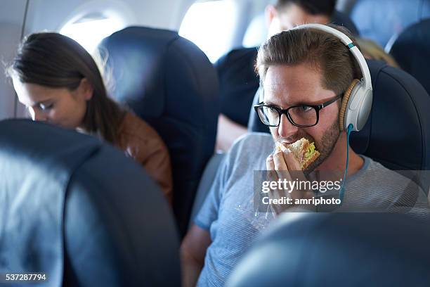 cibo in aereo - snack foto e immagini stock