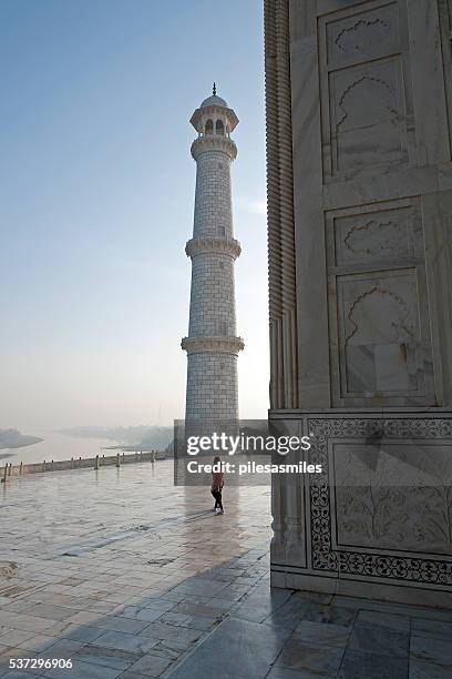 minarete reflexões, o taj mahal, em agra, índia - agra - fotografias e filmes do acervo