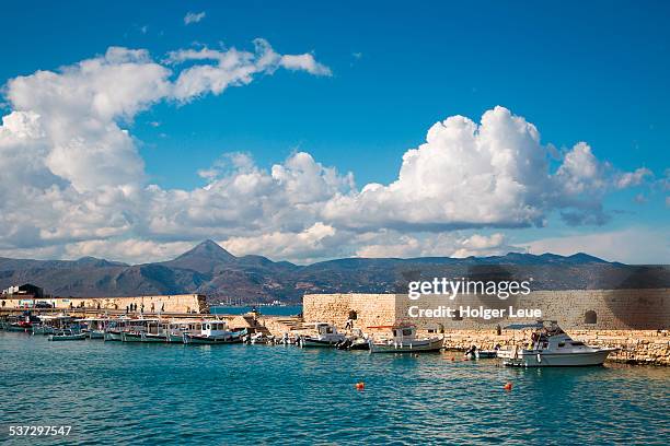 fishing boats, jetty and mountains in distance - herakleion stockfoto's en -beelden