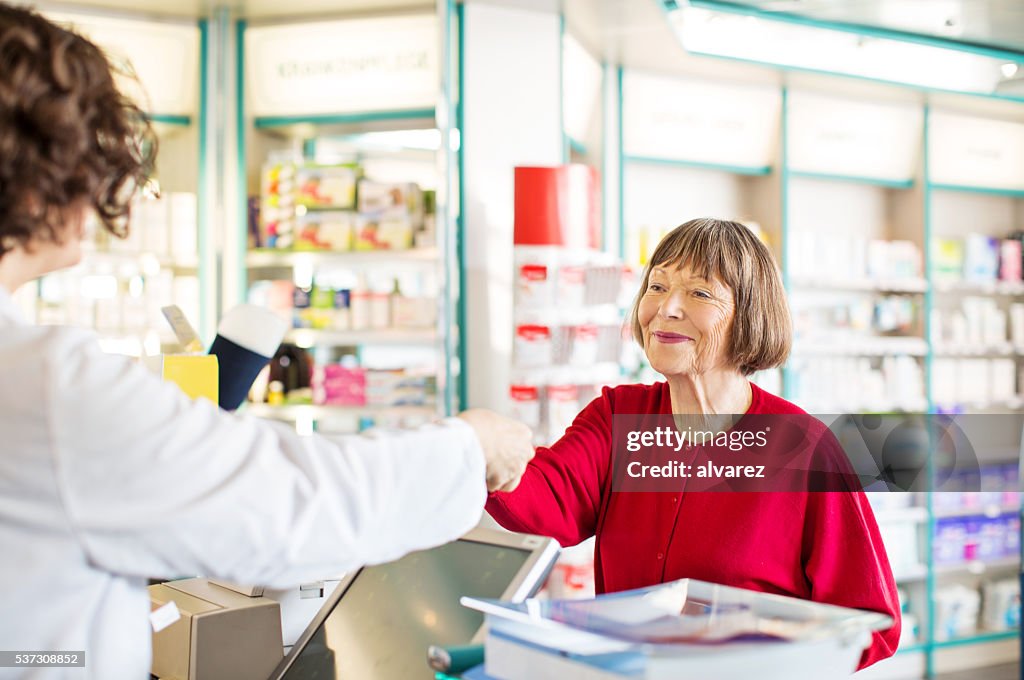 Kunden erhalten Sie Medikamente von Apothekerberuf