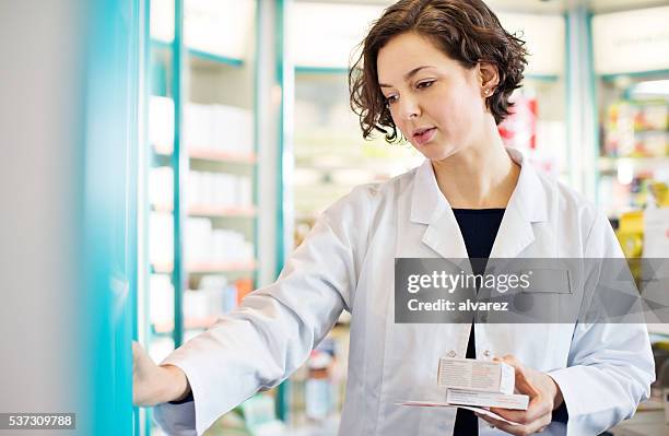 apotheker medizin vom regal, - apothekerin stock-fotos und bilder