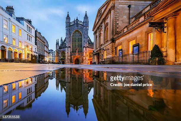 reflection, bath abbey, roman baths, somerset - bath abbey stock-fotos und bilder
