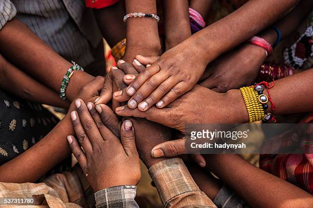 unidad de indio niños, asia - hands clasped fotografías e imágenes de stock