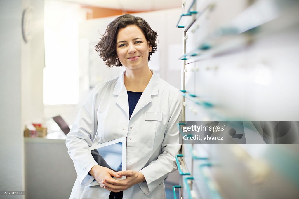 Apotheker Medizin in eine schiefe Regal mit Digitaltablett