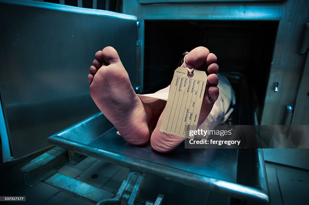 Morgue pés em uma mesa com etiqueta para o dedão