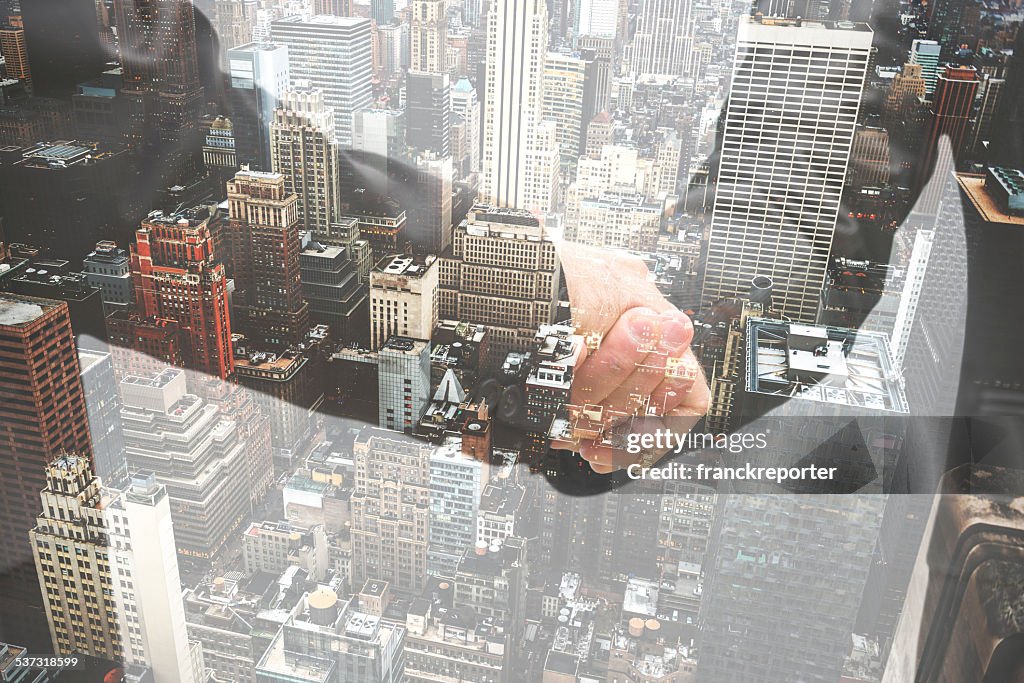 Doppelbelichtung business handshake auf den financial district