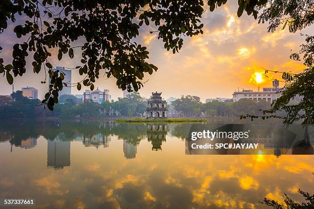 the first light of the day at hoan kiem lake hanoi - hanoi fotografías e imágenes de stock