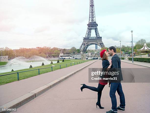 junges paar in liebe auf den eiffelturm - couple paris tour eiffel trocadero stock-fotos und bilder