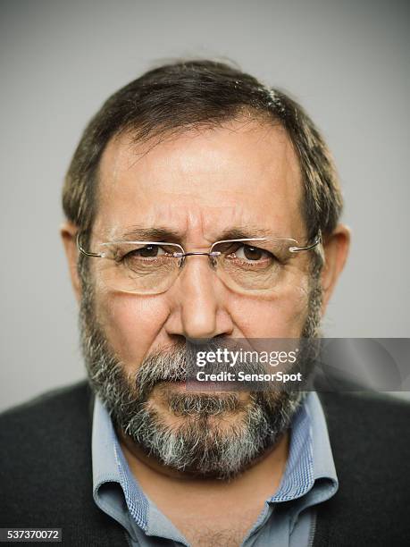 ritratto di un uomo con gli occhiali reale spagnola e barba. - malumore foto e immagini stock