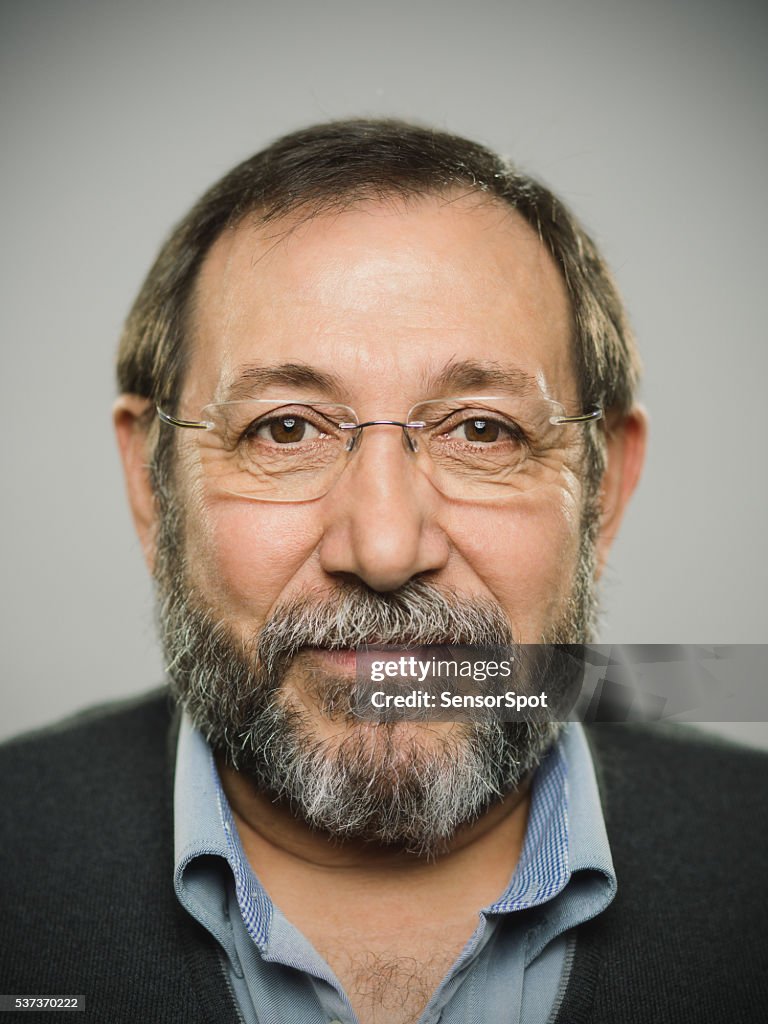 Porträt von eine echte spanische Mann mit Brille und BART.