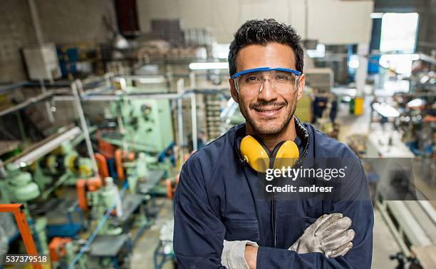 hombre trabajando en una fábrica  - industry worker fotografías e imágenes de stock