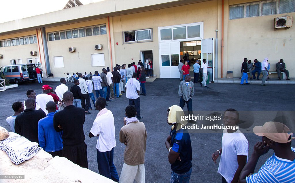 Pozzallo, Sicilia : Africano inmigrantes esperar un desayuno al centro de recepción