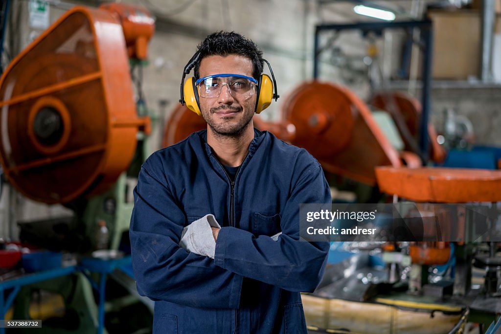 Homem trabalhando em uma fábrica