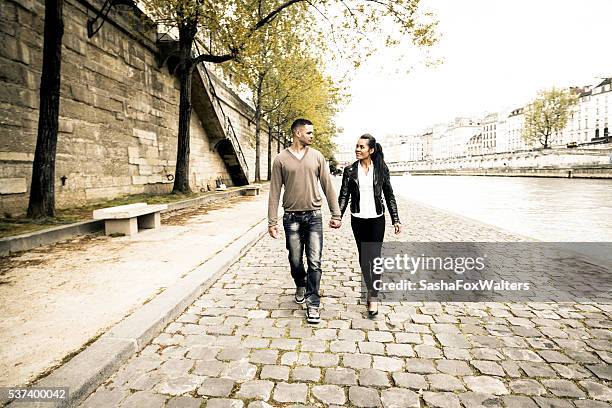 jóvenes amantes en parís, francia - couple lust fotografías e imágenes de stock