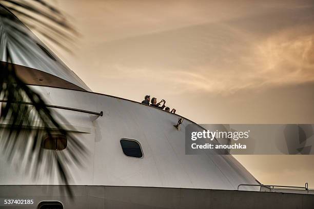 passagers faisant des photos au coucher du soleil, bateau de croisière - bateau de voyageurs photos et images de collection