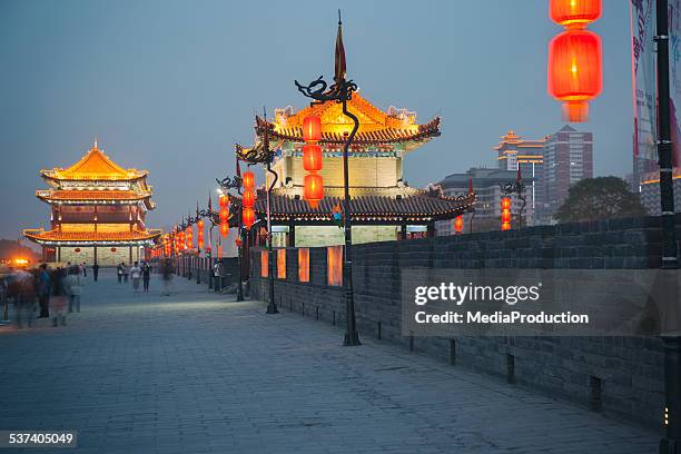 stadtmauer von xian - seidenstraße stock-fotos und bilder