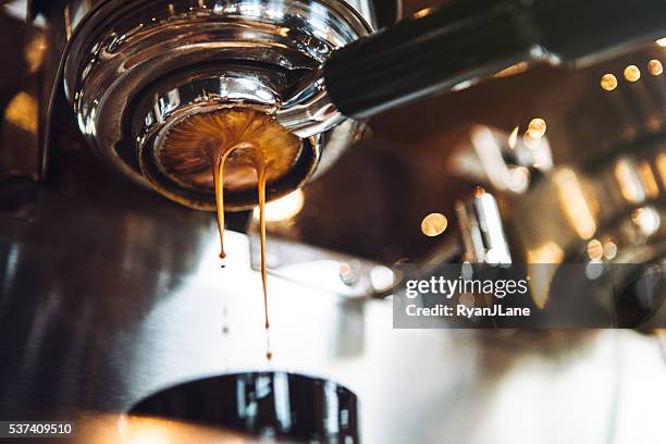 espressomaschine ziehen eine aufnahme - kaffeemaschine stock-fotos und bilder