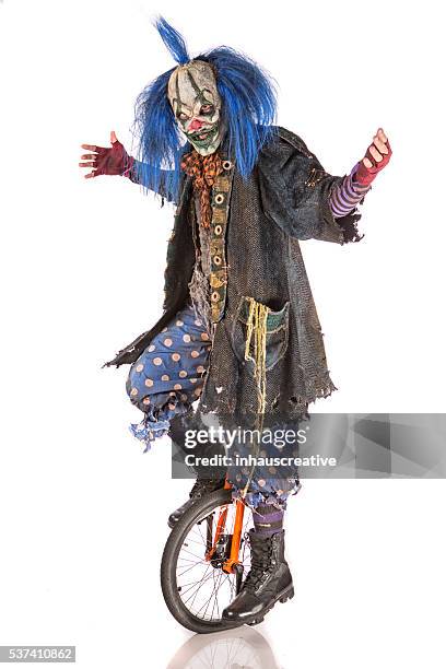 creepy clown riding unicycle - scary clown 個照片及圖片檔