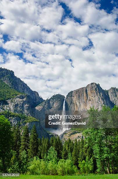 ヨセミテ滝春に - yosemite national park ストックフォトと画像