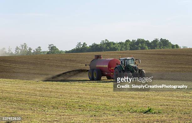 農家広げる液体肥料 - 動物の糞 ストックフォトと画像