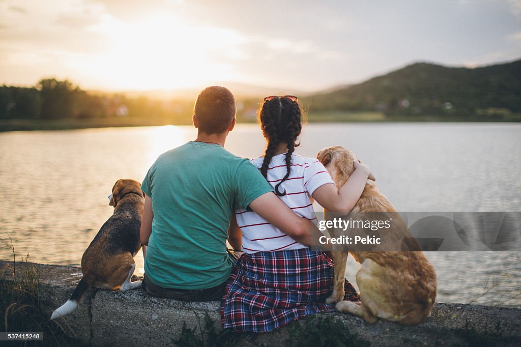 Liebe Paar mit Ihrem Hund auf dem See