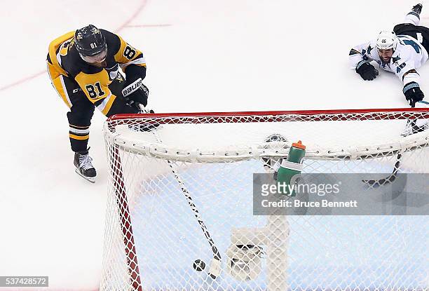 Phil Kessel of the Pittsburgh Penguins scores a second period goal against Martin Jones of the San Jose Sharks in Game Two of the 2016 NHL Stanley...