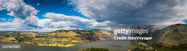 columbia river gorge panorama big skies over washington oregon usa - hood river 個照片及圖片檔