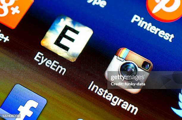 eyeem and instragram apps - eyeem stock pictures, royalty-free photos & images