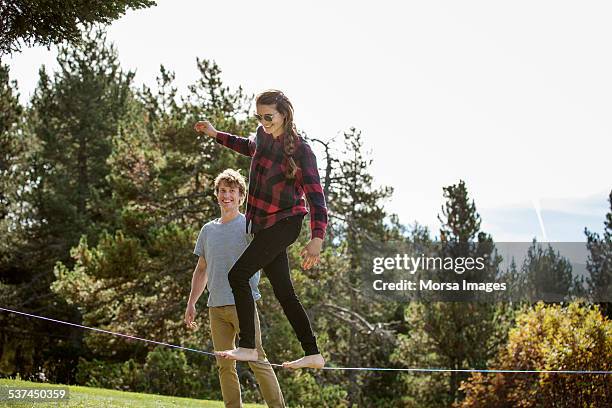 girl walking on slack-line - corda bamba - fotografias e filmes do acervo