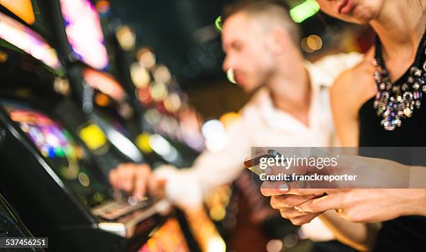 social media at casino - casino worker stockfoto's en -beelden