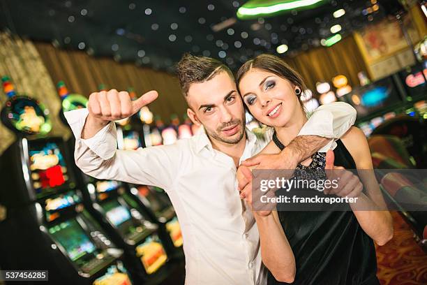 felicidad pareja galardonado en el casino - casino interior fotografías e imágenes de stock