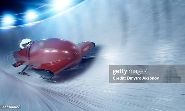 bobsleigh team bei nacht - bob stock-fotos und bilder