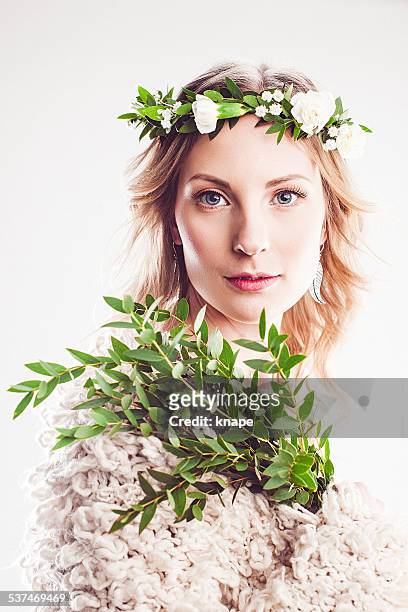 bela jovem mulher com coroa de flores no cabelo - coroa enfeites para a cabeça - fotografias e filmes do acervo