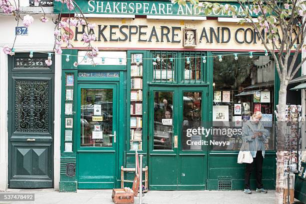 shakespeare and company bookstore in paris (france) - shakespeare & company stock pictures, royalty-free photos & images