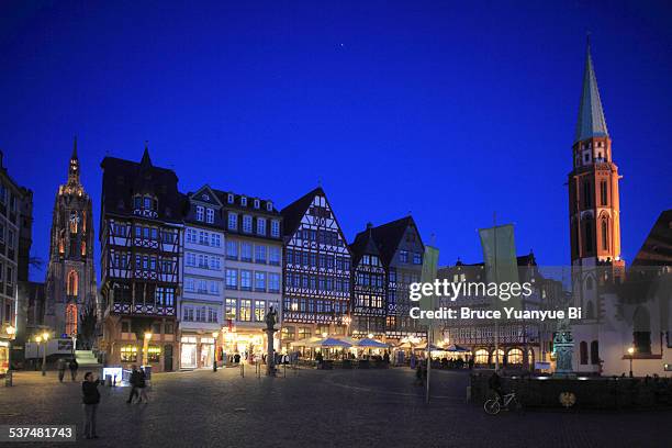 night view romans square - chiesa-di-san-nicola-romerberg foto e immagini stock