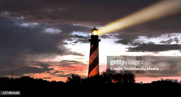 lighthouse search beam at sunset - st augustine florida fotografías e imágenes de stock