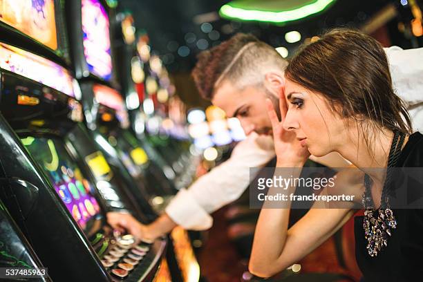 besorgt zu verlieren im casino - gambling addiction stock-fotos und bilder